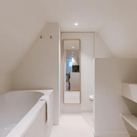 Beautifully Decorated Near The City Of 別荘 クノック・ヘイスト
